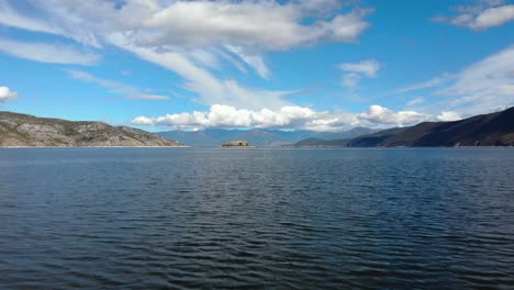 Lebendige-Wasseroberfläche-Des-Prespa-Sees-Und-Der-Berge-Im-Hintergrund-An-Einem-Bewölkten-Tag