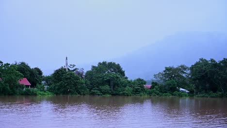 Buddhistischer-Tempelkomplex-Und-Ländliche-Thailändische-Gemeinde-Unter-Hochwasser