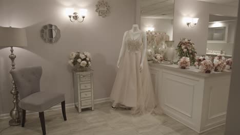 Eine-Hochzeitssuite-Mit-Einem-Hochzeitskleid-Auf-Einer-Weißen-Schaufensterpuppe