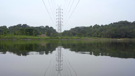 übertragungsturm-Stromnetz-Stromleitung-Am-See-über-Dem-Berg-Spiegelung-Im-Wasser-Wie-Ein-Spiegel