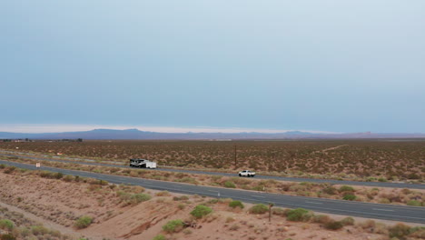Una-Carretera-Que-Atraviesa-El-Desierto-De-Mojave-En-El-Sur-De-California