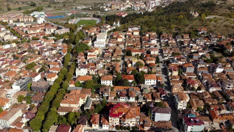 Barrio-De-La-Ciudad-Con-Bulevar-Y-Complejo-Deportivo-Cerca-Del-Parque-Natural-En-Korca,-Albania