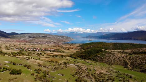 Paisaje-Montañoso-Paradisíaco-Con-Pueblos-A-Orillas-Del-Lago-Prespa-Y-Hermoso-Cielo-Con-Nubes-Blancas