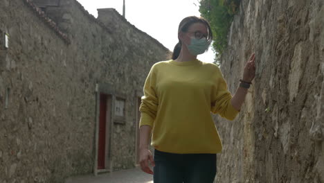 Caucásica,-Mujer-Milenaria-Con-Máscara-De-Protección-Descubre-Nuevos-Lugares-En-El-Lago-De-Garda,-Italia