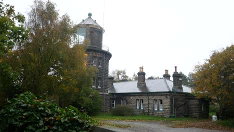 Englischer-Hügel-Bidston-Hill-Leuchtturm-Historisches-Britisches-Leuchtfeuer-Wahrzeichen-Fallende-Herbstblätter-Dolly-Rechts