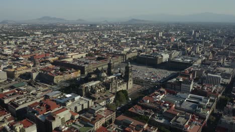 Drohne-Fliegt-An-Dunstigen-Tag-Von-Mexiko-stadt-Zocalo-Weg