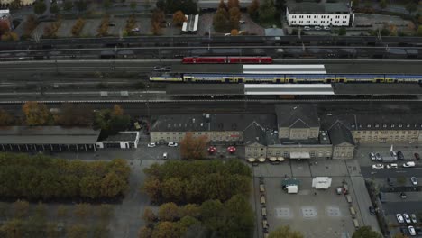 Der-Hauptbahnhof-Der-Universitätsstadt-Göttingen-Bei-Sonnenaufgang-An-Einem-Herbstmorgen