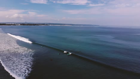 Drohne-Fliegt-über-Surfern,-Während-Sie-Versuchen,-Eine-Welle-Am-Kuta-Beach-Bali-Indonesien-Zu-Fangen