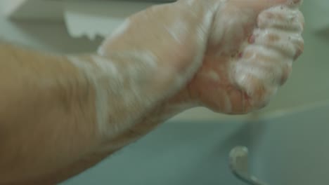 Vorbeugung-Einer-Coronavirus-Pandemie-Händewaschen-Mit-Seife,-Warmem-Wasser,-Finger-Waschen