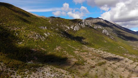 Montañas-Cubiertas-De-Vegetación-Verde-Y-Sombra-De-Nubes-En-Otoño-En-Los-Balcanes