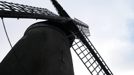 Bidston-Hill-Vintage-Landschaft-Windmühle-Getreidemühle-Englisches-Wahrzeichen-Niedrigen-Winkel,-Der-Zum-Himmel-Aufblickt