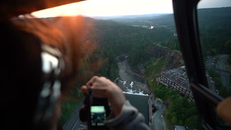 Fotografin,-Die-Während-Des-Fluges-Bei-Sonnenuntergang-Bilder-Aus-Der-Hubschrauberkabine-Macht