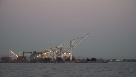 Statische-Aufnahme-Von-Containerkränen-Im-Hafen-Von-Oakland-Und-In-Der-Bucht-Von-San-Francisco