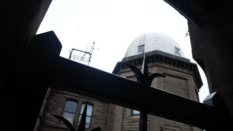 Bidston-Hill-Historic-Astronomy-Observatory-Tower,-Obwohl-Reich-Verzierte-Eiserne-Eingangstore-Rechts-Dolly