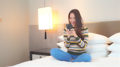 Asian-woman-luring-men-over-the-phone