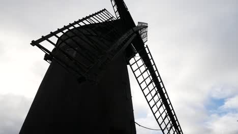 Bidston-Hill-Vintage-Landschaft-Windmühle-Getreidemühle-Englisches-Wahrzeichen-Langsam-Dolly-Direkt-Unter-Der-Struktur