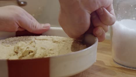 Teller-Mit-Frisch-Zubereitetem-Hummus-Dekorieren