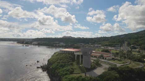 Luftaufnahme,-Die-Durch-Den-Latte-Der-Freiheit-Auf-Der-Tropischen-Insel-Guam-Fliegt
