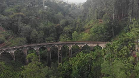 Drohnenaufnahme-Der-Berühmten-Brücke-Mit-Neun-Bögen-In-Sri-Lanka