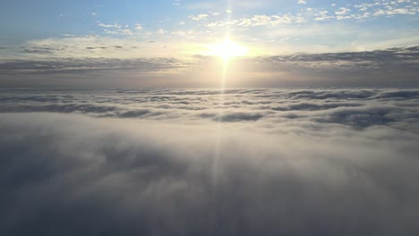Volando-Por-Encima-De-Las-Nubes-Con-Un-Dron