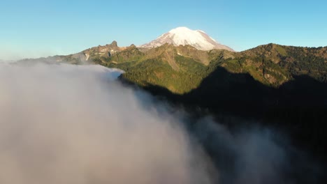 Luftaufnahme-Von-Wolken-über-Dem-Tal-Unter-Schneebedecktem-Berg-Rainier,-Washington-State-Usa