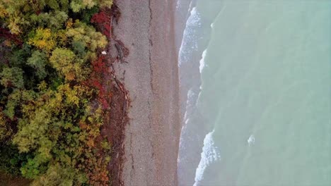 Flying-along-the-shores-of-Lake-Erie-in-Western-New-York-States-during-autumn,-with-a-birds-eye,-top-down-view