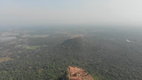 Die-Nach-Unten-Geneigte-Drohne-Hat-Den-Erstaunlichen-Löwenfelsen-In-Sigiriya,-Sri-Lanka,-Erschossen