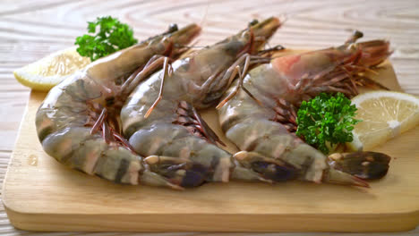 fresh-tiger-prawn-or-shrimp-on-wood-board