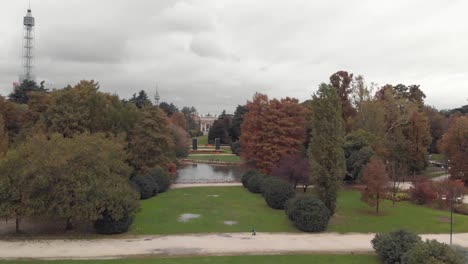 Drone-flying-through-Sempione-Park,-Parco-Sempione-in-Milan