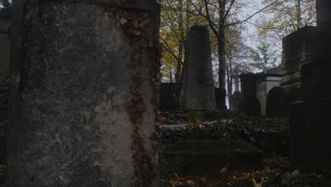 Tiro-Ascendente-De-Un-Viejo-Cementerio-Aterrador-En-Un-Antiguo-Cementerio-Durante-Un-Día-Lluvioso