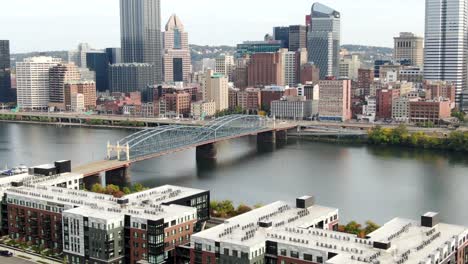 Rising-Aerial-Bietet-Apartment-Eigentumswohnungen-Am-Monongahela-River-In-Pittsburgh