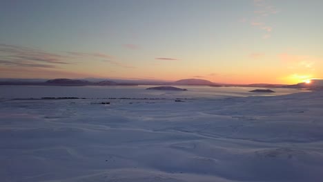 Sich-Langsam-Bewegende-Luftaufnahme-Der-Isländischen-Küstenlinie-Und-Des-Schnees