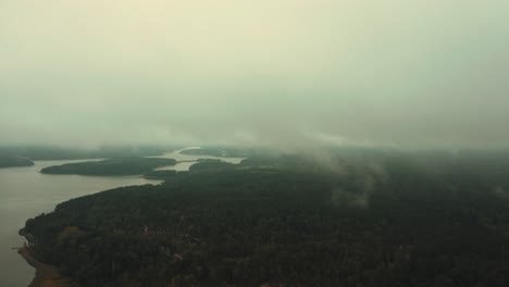 Drone-Sobre-Las-Nubes-En-El-Bosque-De-Finlandia-4k
