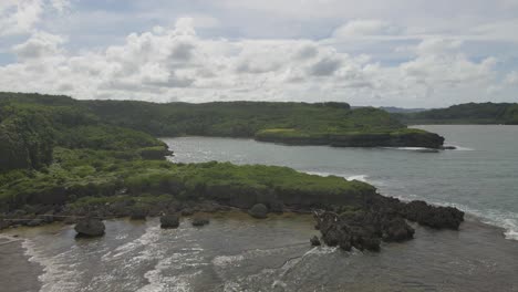 Sich-Schnell-Bewegende-Drohne-Schwenkt-über-Die-Bucht-Von-Talofofo-Auf-Der-Insel-Guam