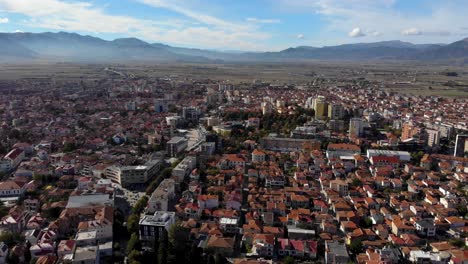 Stadt-Korca-In-Albanien-Mit-Traditionellen-Häusern-Mit-Roten-Dächern-Am-Herbstmorgen