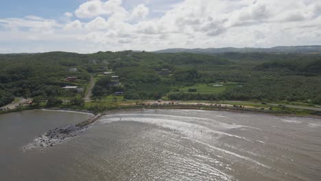 Drohne-Aus-Der-Luft,-Die-über-Die-Bucht-Von-Talofofo-Auf-Guam-Schwenkt