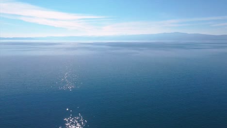 Reflexion-Der-Sonne-Auf-Einem-Unberührten-Blauen-Wasser-Eines-Natürlichen-Sees