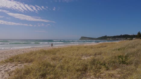 Spinifex-Littoreus-Gras-Auf-Den-Sanddünen---Passanten-Am-Lennox-Head-Beach-Mit-Lennox-Point---New-South-Wales,-Australien