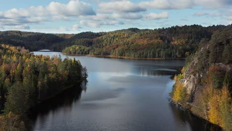 Luftaufnahme-Eines-Sees,-Umgeben-Von-Bergen-Und-Herbstfarbenem-Wald,-In-Norwegen---Nach-Oben-Kippen,-Drohnenaufnahme