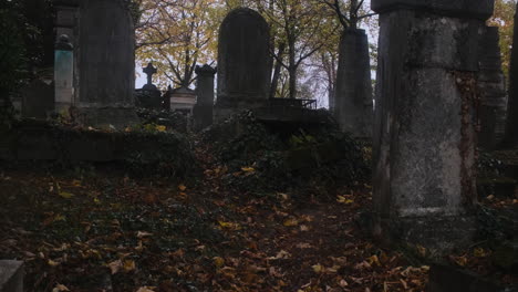 Tiro-Ascendente-De-Un-Viejo-Cementerio-Aterrador-En-Un-Antiguo-Cementerio-Durante-Un-Día-Lluvioso