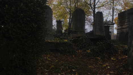 Alter-Friedhof-An-Einem-Regnerischen-Tag