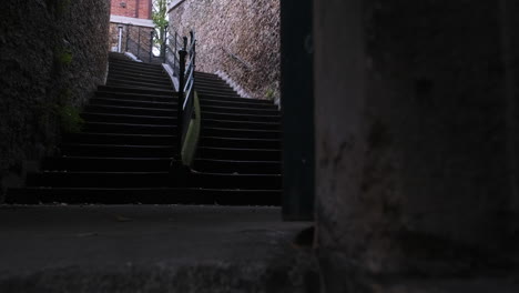Escaleras-De-Piedra-Viejas-Ocultas,-Entrada-Del-Cementerio-De-Pere-Lachaise