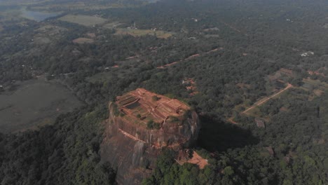 Umlaufbahnaufnahme-Des-Löwenfelsens-In-Sri-Lanka-Sigiriya-Während-Eines-Diesigen-Tages-Filmische-Drohnenantenne-In-4k