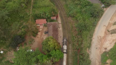 Ein-Zug-Fährt-Durch-Die-Natur-Sri-Lankas,-Gefolgt-Von-Einer-Drohne-An-Einem-Bewölkten-Tag