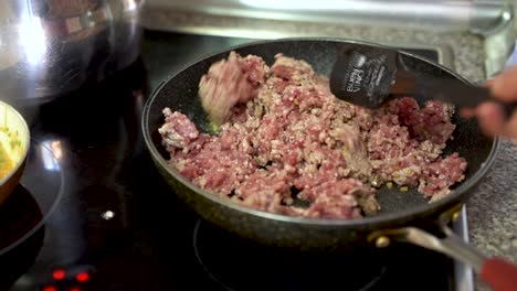 Carne-De-Cerdo-Molida-Chisporroteando-En-La-Sartén-De-La-Estufa