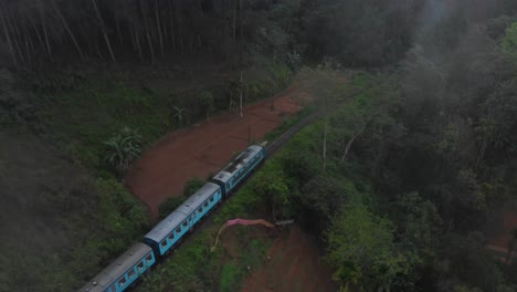 Zug-überquert-Neun-Bögen-Brücke-An-Einem-Nebligen-Morgen-Mit-Nebelschwaden-über-Bergen,-Die-Mit-Grünem-Tropenwald-In-Ella,-Sri-Lanka,-Bewachsen-Sind