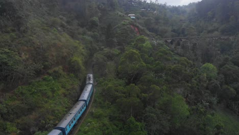 Der-Zug-Fährt-An-Einem-Nebligen-Morgen-In-Ella,-Sri-Lanka,-In-Der-Nähe-Der-Brücke-Mit-Neun-Bögen