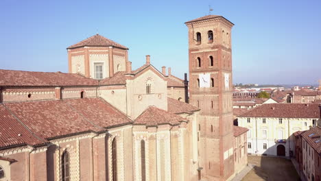 Santa-Maria-Assunta-Y-La-Catedral-De-San-Gottardo,-Italia