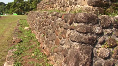 Primer-Plano-De-Las-Piedras-De-Los-Escalones-De-Una-De-Las-Pirámides-Del-Sitio-Arqueológico-De-Izapa-De-México