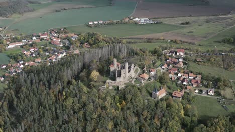 Vista-Aérea-De-Drones-De-Las-Ruinas-Del-Castillo-De-Höhenburg-Hanstein-Cerca-De-Witzenhausen-En-Alemania